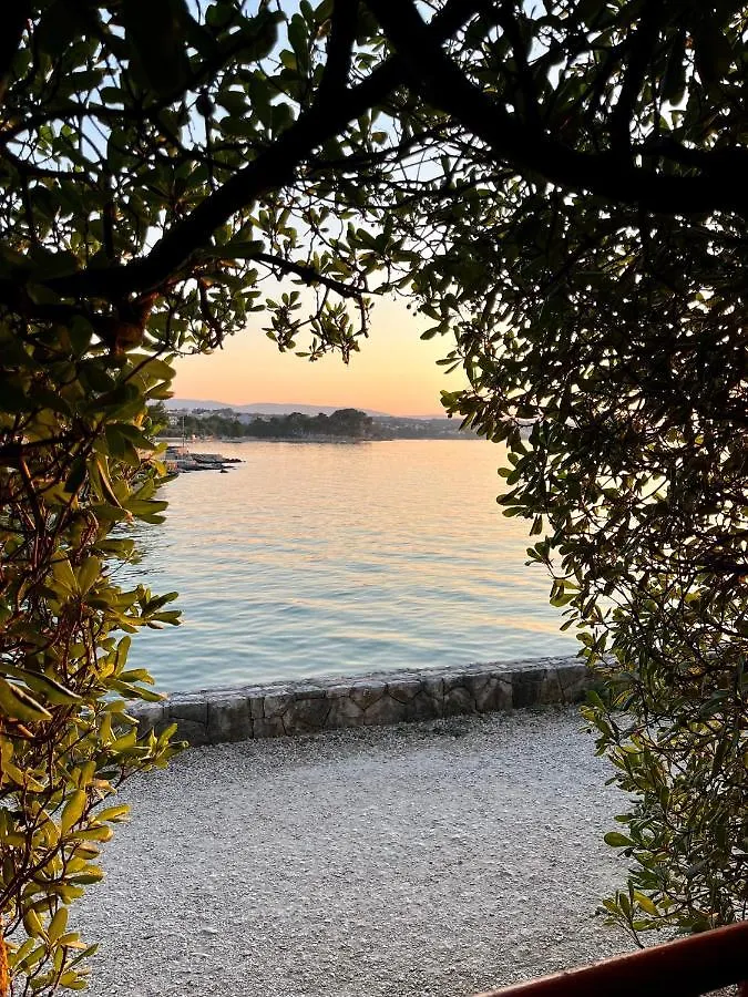 Holiday home The Red - Beachfront House With A Big, Charming Garden Malinska