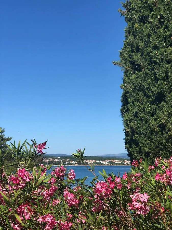 The Red - Beachfront House With A Big, Charming Garden Malinska 0*,