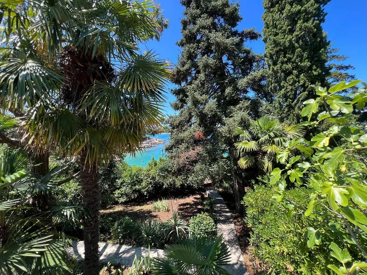 Holiday home The Red - Beachfront House With A Big, Charming Garden Malinska